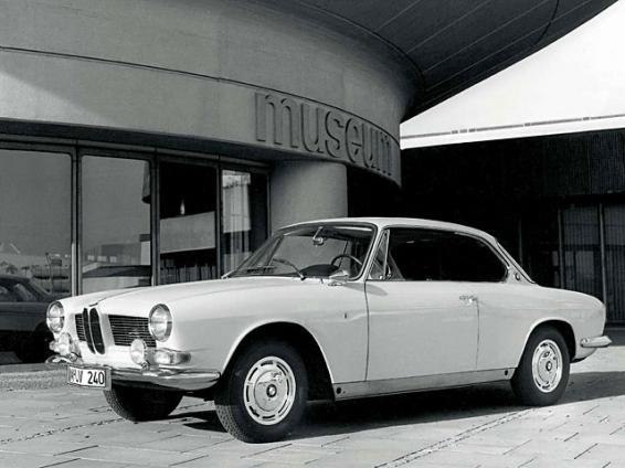 Впервые BMW 3200 был представлен на Франкфуртском автосалоне в 1961 году. Модель была разработана совместно с итальянской фирмой Bertone, и позиционировалась как спортивный автомобиль для активных путешествий. Кроме того, это был последний автомобиль баварского автоконцерна с 8-ми цилиндровым двигателем, который после этого не выпускался вплоть до 1993 года, когда на арену вышел BMW 840i.