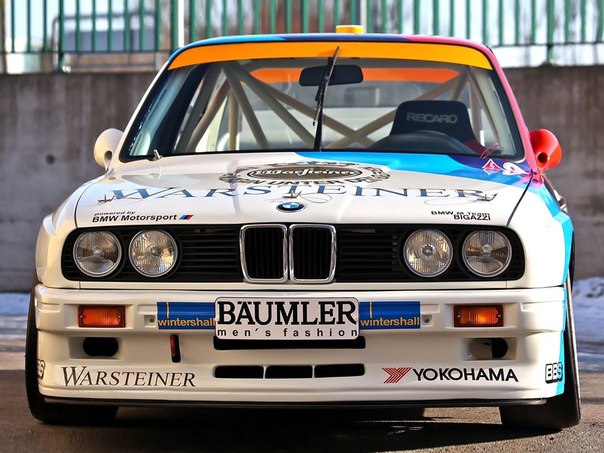 BMW M3 - это легенда, будь-то спортивный серийный или породистый гоночный автомобиль. С 1987 года гонщики по всему миру использовали BMW M3 в гонках и одерживали одну победу за другой. С тех пор было четыре поколения BMW M3. Каждый из них уникален по-своему.