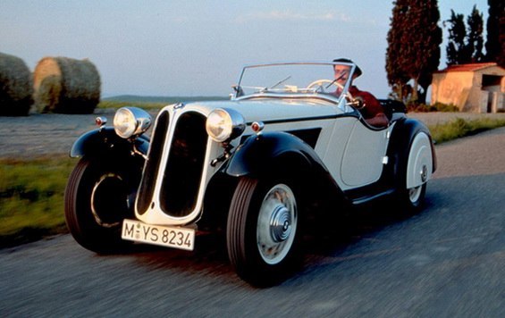 Выпуск модели 303 - первого автомобиля BMW 6-цилиндровым двигателем, начался в 1933году. Это была сенсацией. Скорость его была 90 км/час, а объем двигателя 1,2 литра. BMW 303, была первым авто BMW в которой присутствовала радиаторная решетка с фирменными овалами