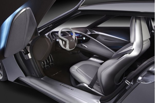 Компания Hyundai показала в Сеуле предвестника нового купе Genesis.