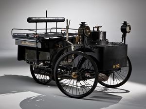 На аукционе RMAuctions выставили на продажу паровую повозку 1884 года, которую считают самым старым в мире автомобилем.