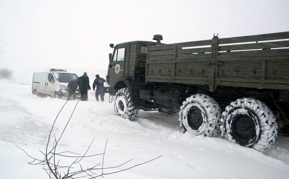 В Львовской области спасли более 100 автомобилей из снежной ловушки
