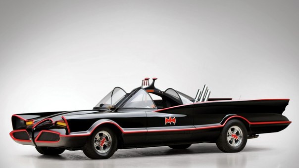 В сериале 1966-68 годов в качестве автомобиля Бэтмена использовался Lincoln Futura. Он тёмно-синего цвета с красными полосками, имеет знак Бэтмена на каждой двери и стилизованные крылья по бокам от багажника. Он является основным транспортом Бэтмена и Робина в течение всего сериала, в случае повреждения вместо него использовался Бэтцикл. В 2013 году автомобиль был продан с аукциона Barrett Jackson за 4,6 млн. долларов.