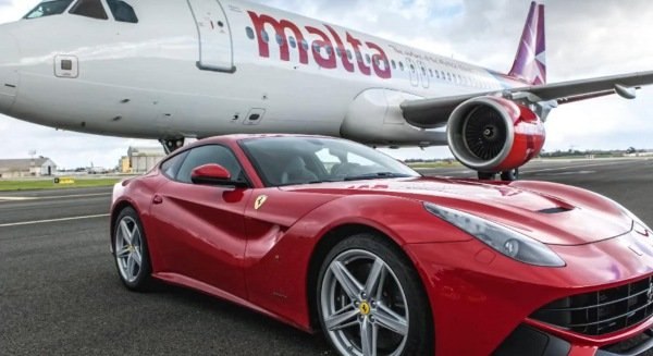 Ferrari F12 Berlinetta и Airbus A320 выясняли, кто быстрее.