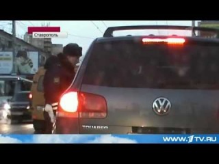 В Ставрополе нетрезвый лихач полкилометра протащил на своей машине сотрудника ДПС, который пытался проверить у него документы. Все произошло на одной из оживленных улиц города.
