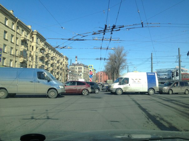 Весьма интересное расположение знаков на и светофора на перекрестке ул. Благодатная и пр. Юрия Гагарина в Санкт-Петербурге. Дорожные службы наверняка очень старались :)
