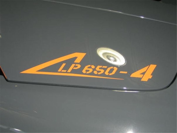 Lamborghini Murciélago LP 650-4 Roadster Полный привод на все колеса, в сочетании с 6,5 литровым форсированным двигателем, который выдает на-гора 650 л.с., позволяют выстрелить этому быку до сотни всего за 3,4 cek. выпущена ограниченным тиражом 50 экземпляров.