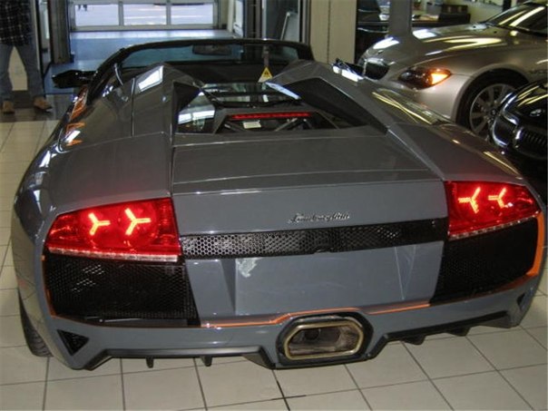 Lamborghini Murciélago LP 650-4 Roadster Полный привод на все колеса, в сочетании с 6,5 литровым форсированным двигателем, который выдает на-гора 650 л.с., позволяют выстрелить этому быку до сотни всего за 3,4 cek. выпущена ограниченным тиражом 50 экземпляров.