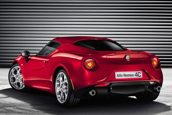 И вот свершилось: Alfa Romeo 4C перестала быть просто концептом или всего-навсего засекреченным прототипом, обернутым в мерзкий брезентовый камуфляж. Причем – если не считать неожиданного и, надо признать, не самого изящного решения передних фар – серийная 4С практически полностью повторяет прототип двухлетней давности. Класс!