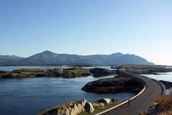 Atlantic Ocean Road — 8.3–километровый участок дороги в Норвегии, проложенный по цепи маленьких островков, соединенных дамбами и 8 мостами. 