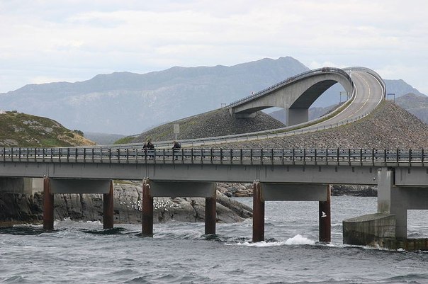 Atlantic Ocean Road — 8.3–километровый участок дороги в Норвегии, проложенный по цепи маленьких островков, соединенных дамбами и 8 мостами. 