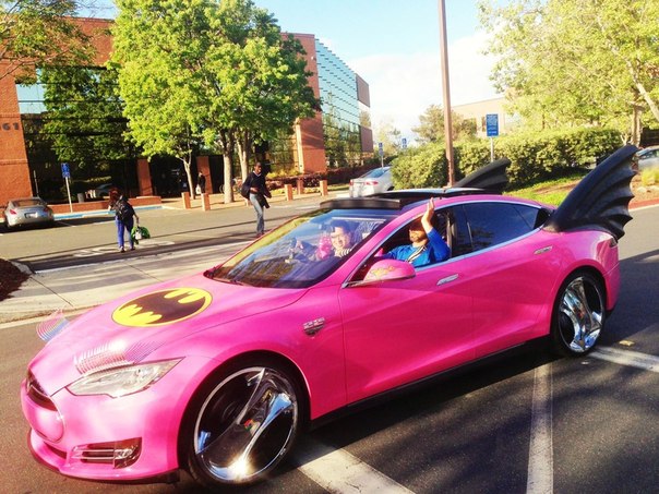 Обычный день в Калифорнии: Сергей Брин в Google Glass едет за рулем розовой Tesla, которая украшена под Бэтмобиль