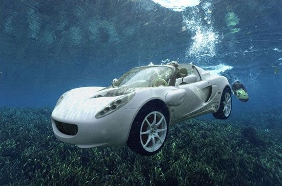 Rinspeed sQuba - первый в мире автомобиль, способный передвигаться под водой. Помимо умения плавать на глубине до 10 метров, авто-амфибия способна к самоуправлению на дороге - по нажатию одной кнопки она переходит в режим автоуправления и может ехать без водителя.
