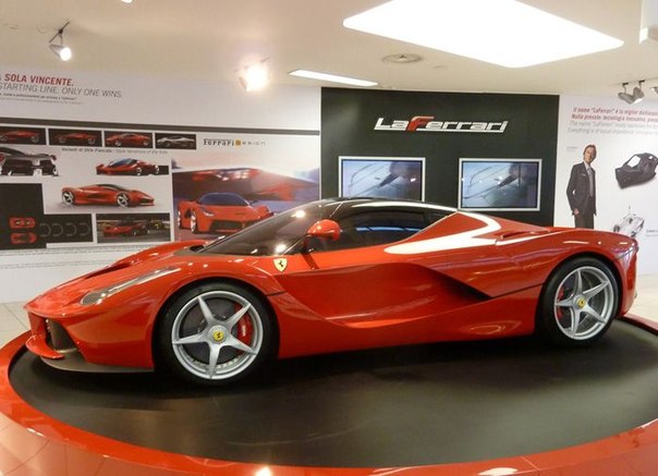 Самую горячую новинку 2013 года Ferrari La Ferrari теперь можно увидеть в музее Маранелло
