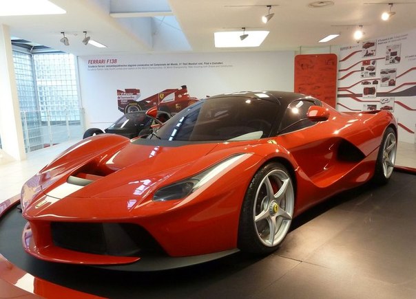 Самую горячую новинку 2013 года Ferrari La Ferrari теперь можно увидеть в музее Маранелло