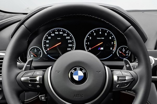 Почему на логотипе BMW изображён пропеллер самолёта? 