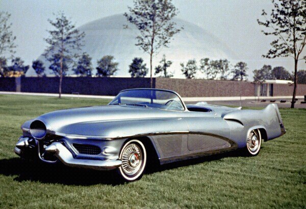 Buick Le-Sabre 1951Concept. 3.5 литра двигатель с мощностью в 335 л.с. Это легенда, которая могла погибнуть, как многие концептуальные автомобили, но она выжила, значит она особенная. Надеюсь, вам понравится.