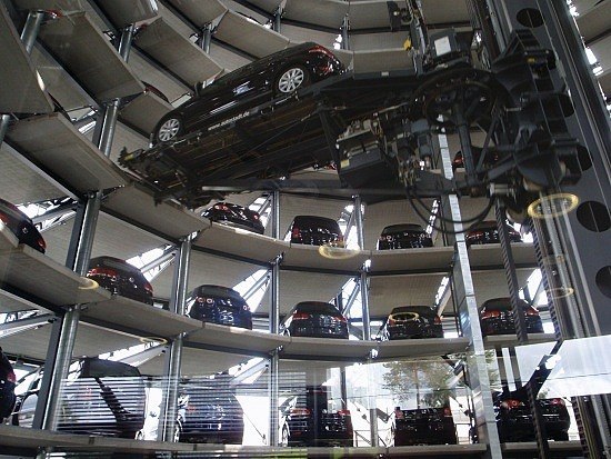 Autostadt – большой музей автомобилей, который компания Volkswagen построила несколько лет назад. Это самый большой роботизированный многоэтажный паркинг в мире. Находится он на территории так называемого Автогорода завода Volkswagen. Сооружение представляет из себя двадцати-этажную башню, внутри которой роботизированный кран размещает автомобили в своих "ячейках". Внутри музея можно увидеть не только автомобили Volkswagen, там есть и Ferrari и Lamborghini и многие другие…