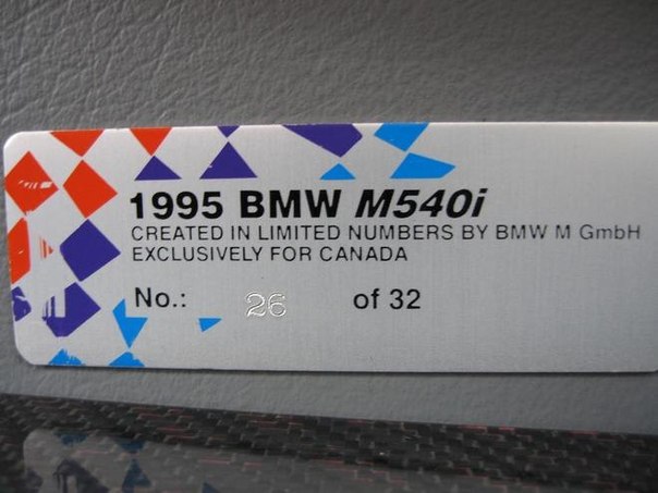 Мало кто знает, что для Канады была выпущена спец-версия Е34 - М540i. 32 экземпляра собирались вручную совместными усилиями инженеров BMW Individual. В отличие от гражданских 540ых эти машины имели: