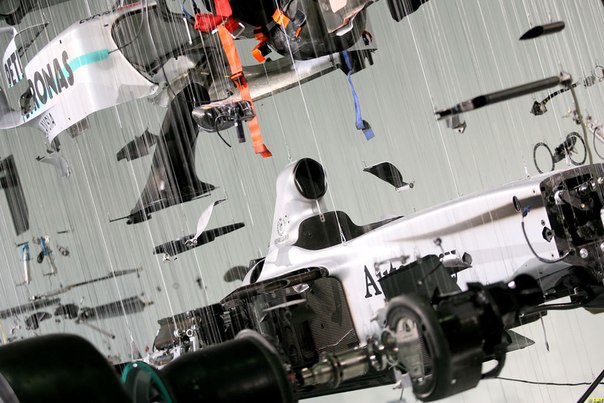 Полностью разобранный Mercedes GP Petronas F1