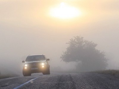 Все автомобилисты сталкиваются с таким природным явлением на дорогах, как туман, который бывает во все времена года. К примеру, летом наиболее характерен утренний туман – выехав пораньше, чтобы не попасть в пробки, из города на любимую дачу, на последних нескольких десятках километров приходится практически ползти в предрассветной дымке.