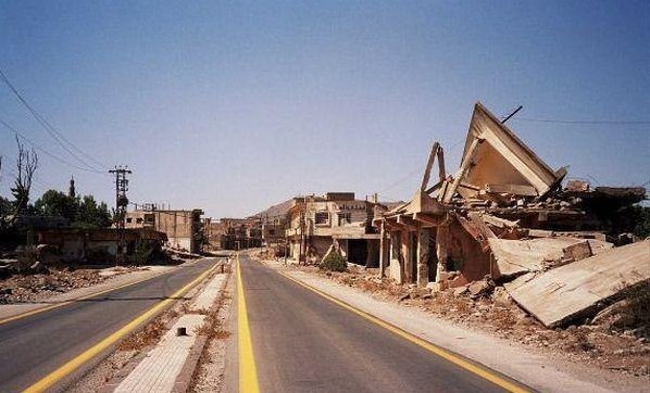 Это Кунейтра, Сирия. Этот город был разрушен в ходе бомбардировки ВВС Израиля. И знаете что? Дороги тут лучше, чем в России...