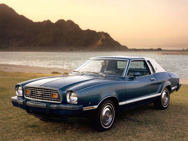 Ford Mustang — пожалуй, самый известный muscle car в мире. Первый вариант сошёл с конвейера 9 марта 1964 года и был построен на базе семейного седана Ford Falcon. Уже к концу этого же года было продано 263 434 машины. Однако, ни с технической точки зрения, ни с точки зрения дизайна, автомобиль не был революцией.