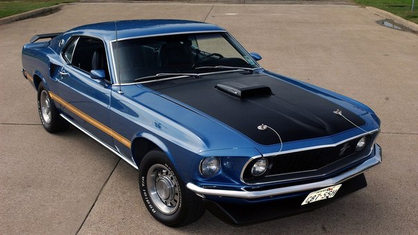 Ford Mustang — пожалуй, самый известный muscle car в мире. Первый вариант сошёл с конвейера 9 марта 1964 года и был построен на базе семейного седана Ford Falcon. Уже к концу этого же года было продано 263 434 машины. Однако, ни с технической точки зрения, ни с точки зрения дизайна, автомобиль не был революцией.
