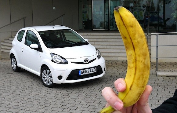 Cколько бананов "влезет" в компактный автомобиль Toyota Aygo?