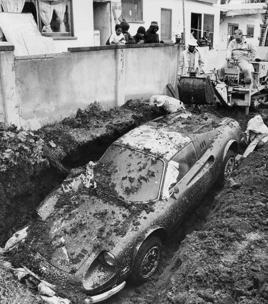 Фото "эксгумации" украденной Феррари. Изобретательный вор продержал ее в земле целых 4 года. Лос-Анджелес, 1978 г.