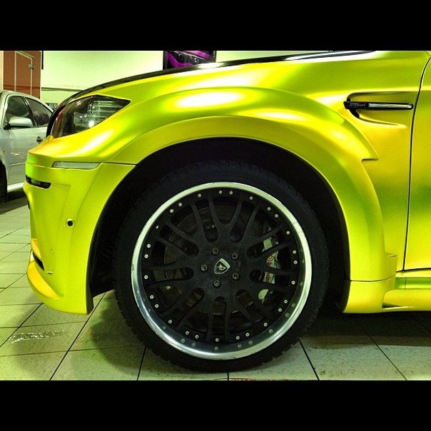 BMW X6M HAMANN в желтом матовом хроме - одним ярким автомобилем больше в хмуром московском траффике : )