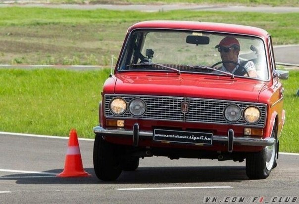 Дженсон Баттон в понедельник развлекался в Венгрии, сидя за рулем старой советской машины Lada. В рамках промо акции для спонсора McLaren Vodafone Дженсон несколько раз проехал на машине по тренировочному треку в городе Жамбек.