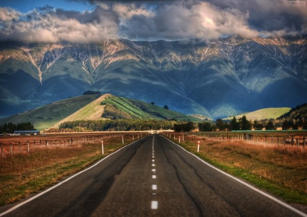 Фантастический вид: дорога, горы и небо