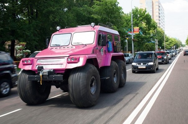 Москвичка ездит по городу на огромном розовом "монстре"-вездеходе