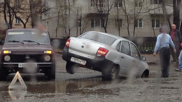 Голодный асфальт: в Казани еще одна яма "сожрала" автомобиль. На этот раз жертвой стала "Гранта".
