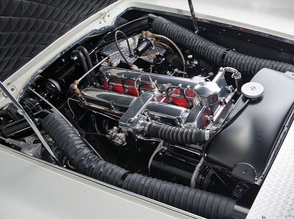 Уникальный Aston Martin DB2/4 MkII "Supersonic", построенный в 1956 году кузовным ателье Carrozzeria Ghia, уйдет с молотка 12 ноября в Нью-Йорке.