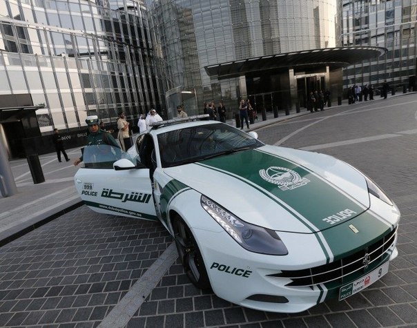 Арабских женщин-полицейских снабжают суперкарами