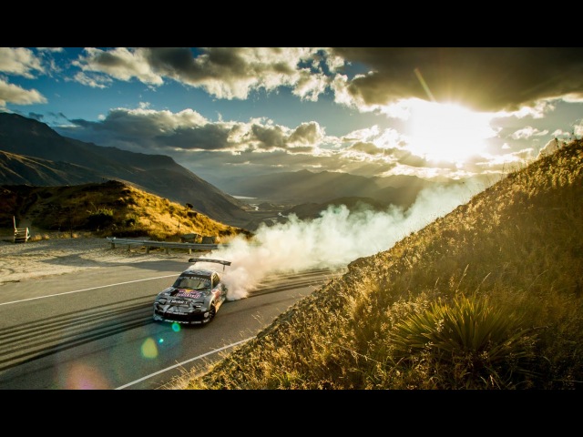 Новая Зеландия. 47 поворотов. Перепад высот – 1076 метров. Дистанция: 10,4 километра. И дрифтер Red Bull Майк «Безумный» Вайддетт, который штурмует подъем в гору на 750-сильном купе Mazda RX-7.