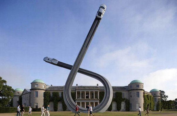 Памятник Audi, установленный в 2009 году перед поместьем Гудвуд в Великобритании.