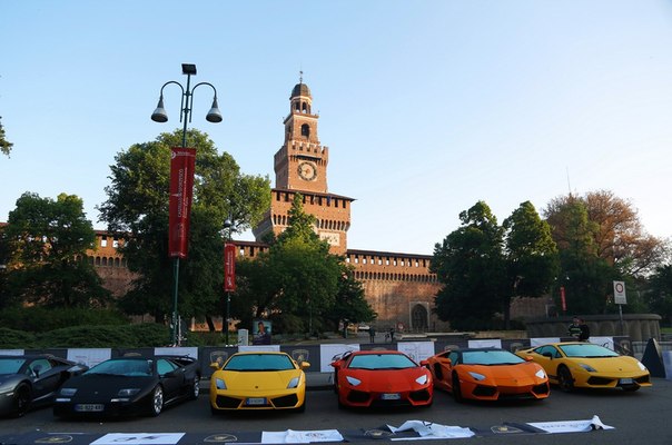 В Италии проходит автопробег, посвященный 50-летию «Ламборгини». В нем участвует 350 автомобилей марки.