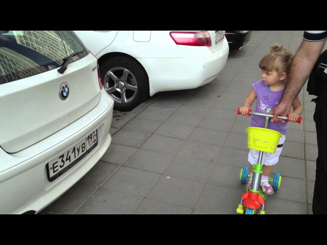 На парковке маленькая двухлетняя девочка удивляет всех знанием марок машин.
