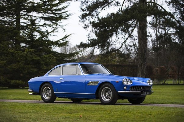 В Великобритании выставлена на торги первая машина участника группы The Beatles Джона Леннона — голубая Ferrari 330GT Coupe 1965 года. Об этом сообщает The New York Times.