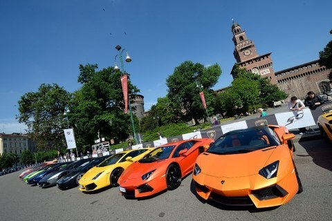 8 мая компания Lamborghini отметила свое 50-летие большим туром, в котором приняли участие сотни суперкаров. 