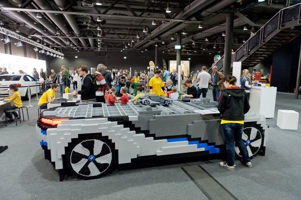 BMW i8 hybrid из конструктора LEGO