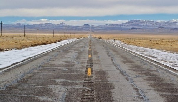 Эта дорога в Неваде, длина участка конкретно этой дороги - 34 км без единого поворота, сфотографировано примерно на пол пути. Мечта - мустанг и Невада.
