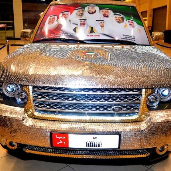 Тюнинг-ателье Cars Coin, базирующееся в Дубае, занимается оригинальной прокачкой тачек. Мастера скрупулезно обклеивают кузов автомобиля блестящими монетками, и в итоге машина приобретает занятный вид. Стоимость этой работы не оглашается - каждый заказ индивидуален.