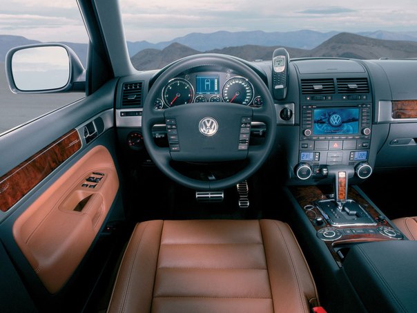 Volkswagen Touareg – дебют компании в сегменте классе внедорожников. За основа была взята платформа 7L, на основе которой построены Porsche Cayenne и Audi Q7. Производство проходило заводе Volkswagen в Братиславе (Словакия) – там же, где производят кузова для «Кайеннов».