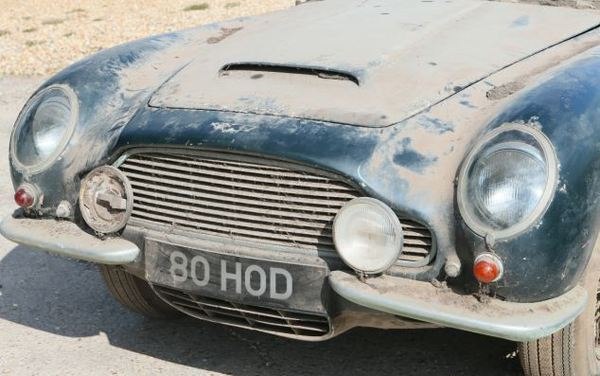 Ветхий Aston Martin, найденный в пыльном сарае после трех десятилетий, будет продан за $320.000