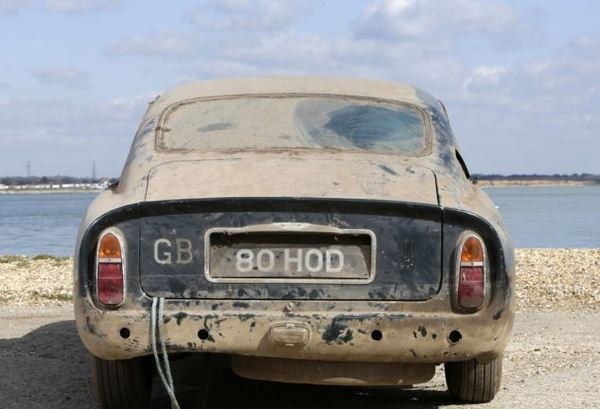 Ветхий Aston Martin, найденный в пыльном сарае после трех десятилетий, будет продан за $320.000