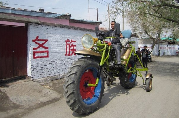 30-летний китаец собственоручно сделал мотоцикл 4,3 метра длиной и 2,4 метра в высоту. 
